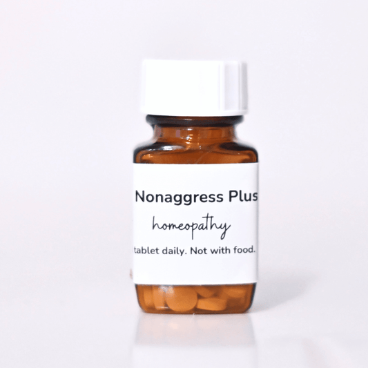 Nonaggress Plus homeopathy for dogs aggressive to other dogs, supportive treatment in a brown bottle.